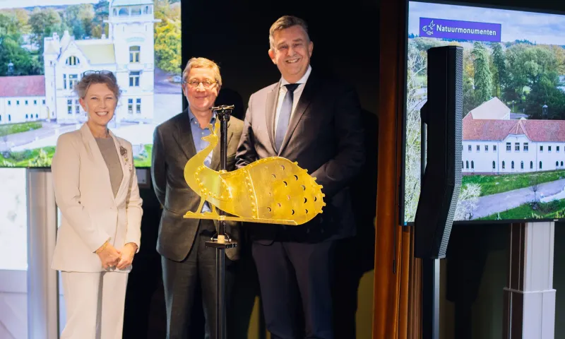 Onthulling vergulde pauw foto Floris van Bergen