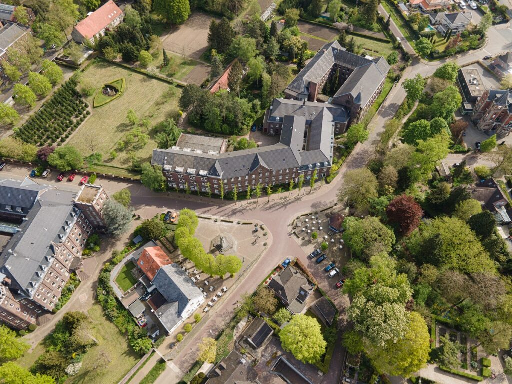 Luchtfoto van een gedeelte van Kloosterdorp Steyl - Foto BOEi (Jan van Dalen)
