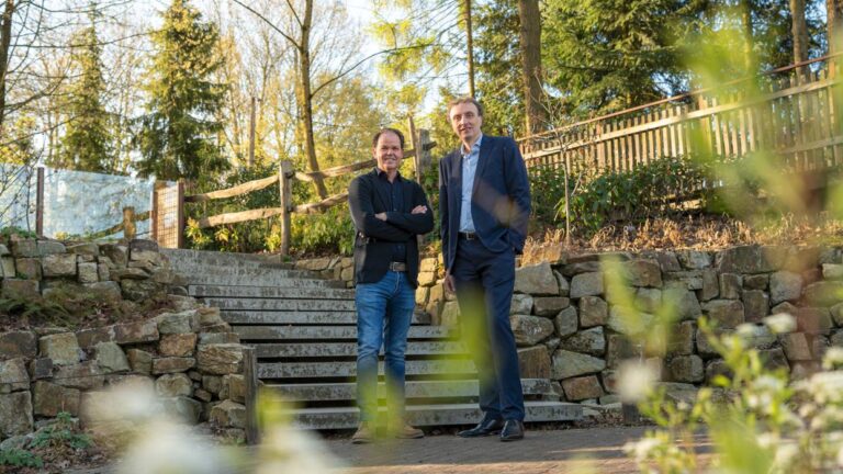 (links) Rob Huppertz, Directeur van GaiaZOO en (rechts) Alex van Hooff, Directeur van Koninklijke Burgers&rsquo; Zoo
