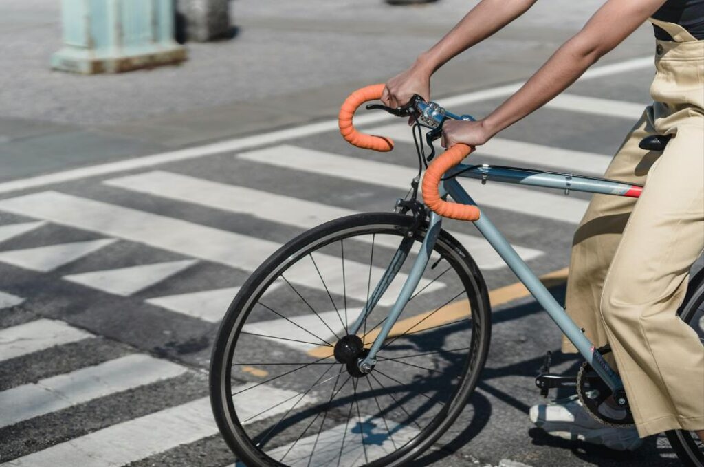 Foto door Blue Bird: https://www.pexels.com/nl-nl/foto/stad-plaats-kruispunt-weg-7243200/