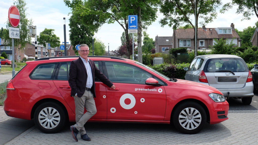 Wethouder-Janssen-Landgraaf-bij-de-deelauto-Fotocredits-gemeente-Landgraaf
