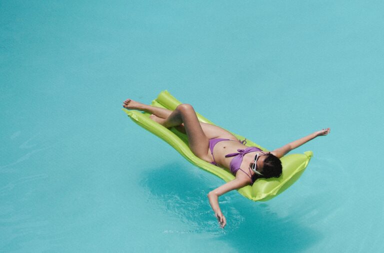 Foto door Armin Rimoldi: https://www.pexels.com/nl-nl/foto/vrouw-in-badmode-zonnebaden-op-opblaasbare-matras-in-zwembad-5269469/