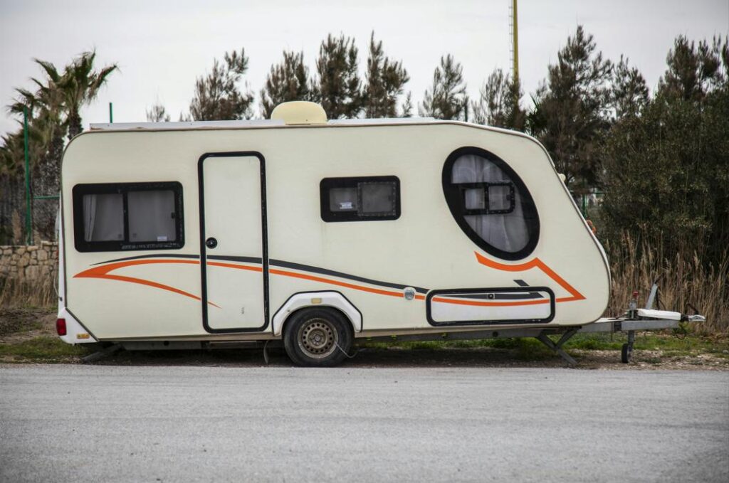 Foto door Engin Akyurt: https://www.pexels.com/nl-nl/foto/weg-straat-vakantie-caravan-3927311/