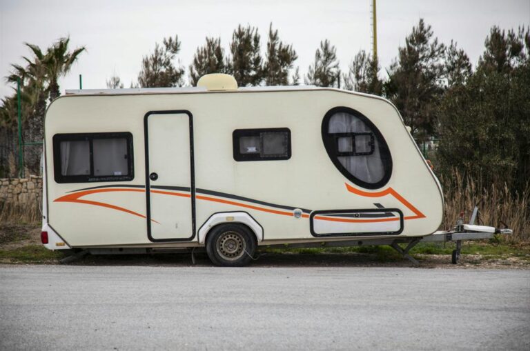 Foto door Engin Akyurt: https://www.pexels.com/nl-nl/foto/weg-straat-vakantie-caravan-3927311/