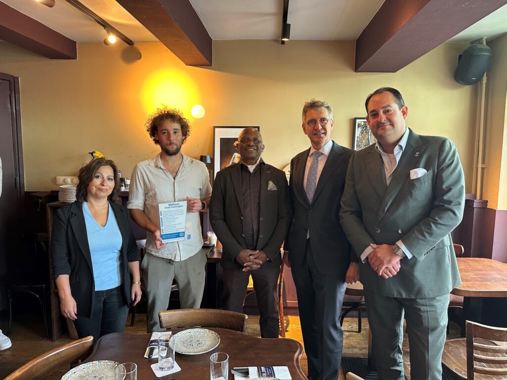 Camilla van Keulen (Discriminatie.nl Limburg), Stefan Hagens (café Servaas), Kenneth Moesquit - Huisregelbordje