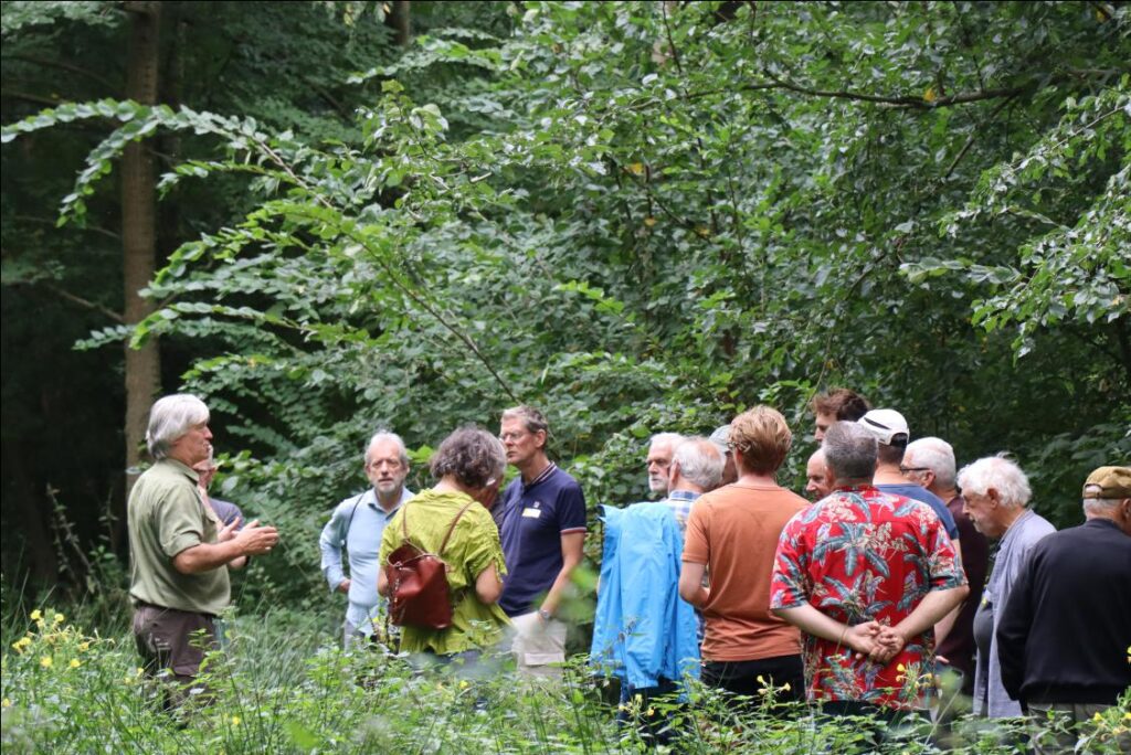 Vrijwilligers krijgen uitleg in de natuur bij de start van het landschapsbeheerseizoen.