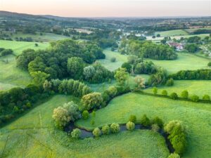 Recreatief en toeristisch nieuws uit Limburg Bodem en water sturend in de landbouw - © NM geuldal epen Geul luchtfoto groene lijnen