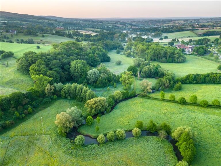 Bodem en water sturend in de landbouw - &copy; NM geuldal epen Geul luchtfoto groene lijnen