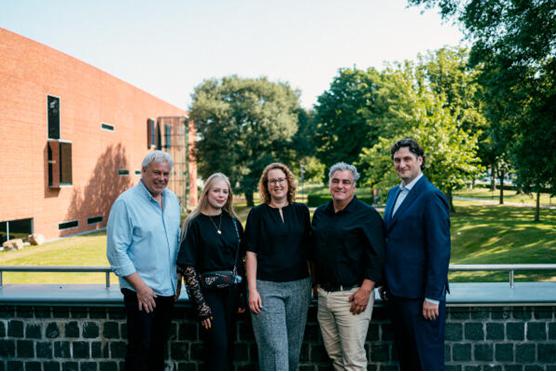 Nieuws Limburg Uitzicht op het Julianapark vanuit het Limburgs Museum. V.l.n.r: Sef Thissen (Viva Classic), Loepy Thissen (Viva Classic), Mariët Erica (Limburgs Museum), Rob Rambags (Kasteeltuinen Arcen), Jasper Kuntzelaers (Gedeputeerde cultuur en erfgoed)