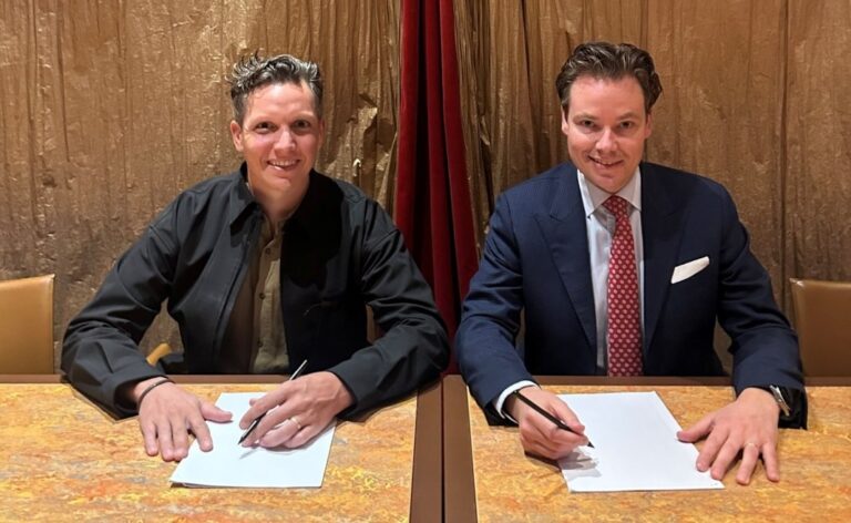 ondertekening samenwerking Syrco Bakker en Oostwegel Collection